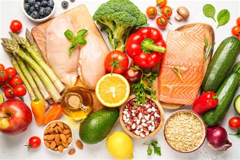 ilustračné foto: zdravé jedlo na tanieri a meranie obvodu pása