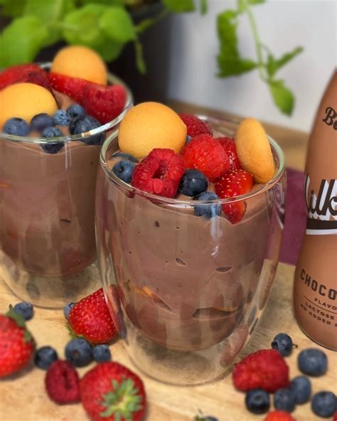 Koláž obrázkov zobrazujúca rôzne zdravé alternatívy sladkostí: ovocie s orieškovým maslom, proteínový puding, cottage syr s ovocím.