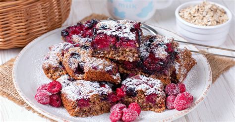 fotka kakaového koláča s ovsenými vločkami, podávaného s ovocím