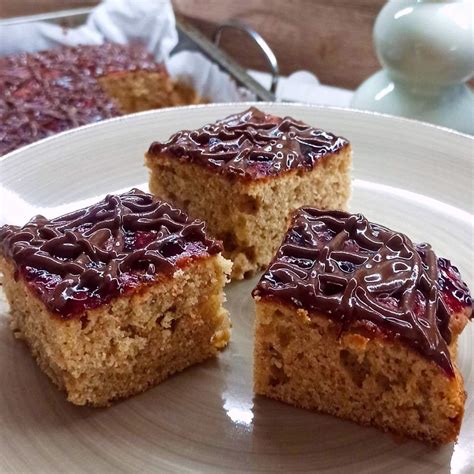 fotka hotového čokoládového koláča s polevou a džemom