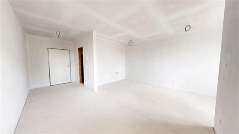 Fotografia meditujúceho človeka v pokojnom prostredí