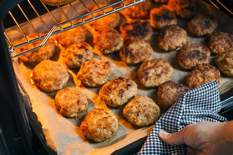 ukážka zdravých spôsobov prípravy mäsa na panvici a v rúre