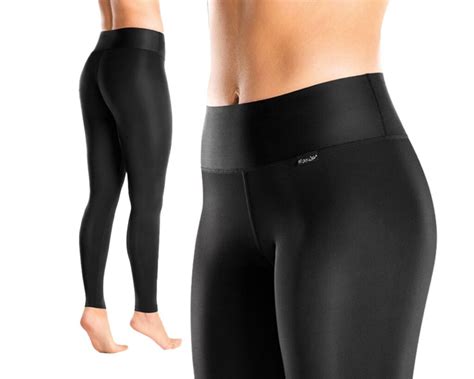 Produktové foto: detaily strihu push-up legín alebo kompresného materiálu