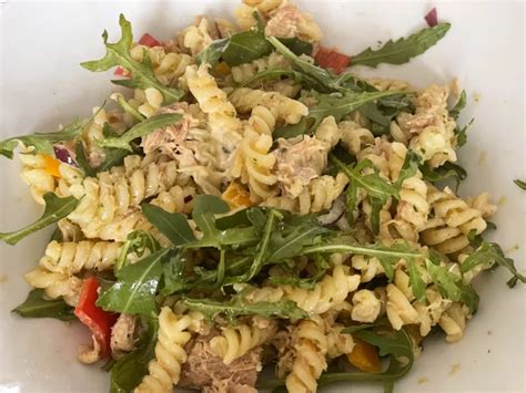 Fotografia hotového tuniakového šalátu s čerstvou zeleninou vhodného pre obličkovú diétu.