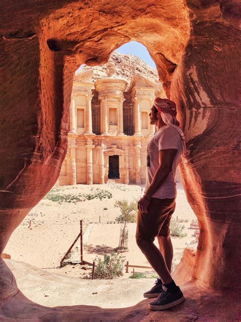 ilustrácia kráľa sediaceho pri stole plnom nezdravého jedla