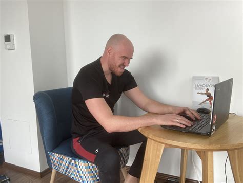 ilustrácia znázorňujúca porovnanie kalorického výdaju pri sedení, státí a cvičení