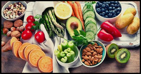 koláž rôznych potravín a korenín podporujúcich metabolizmus