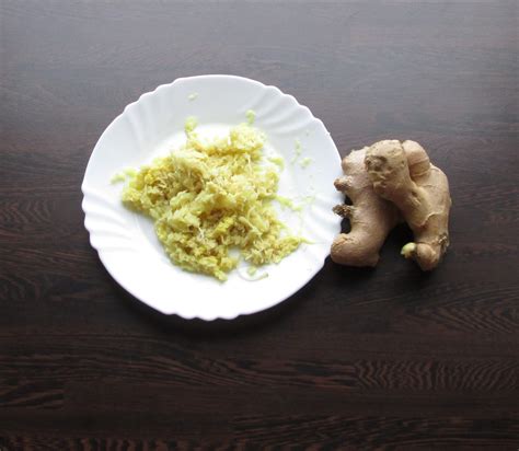 Detailná fotografia čerstvého koreňa zázvoru s nakrájanými plátkami