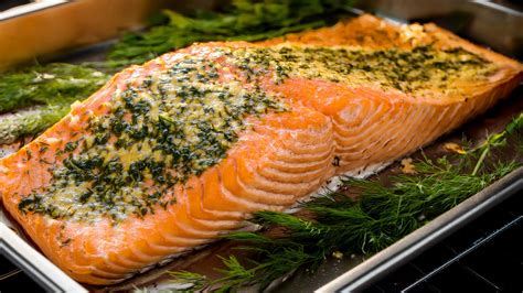 Tematická fotografia: Pečený losos filé s bylinkami a citrónom