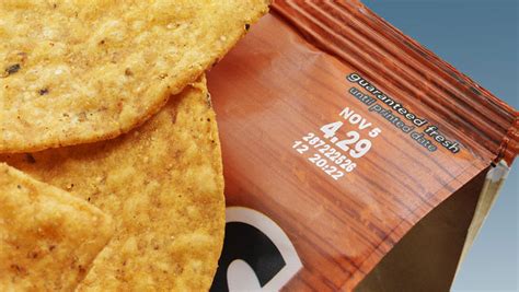 miska s čipsami, krekrami a inými slanými pochutinami