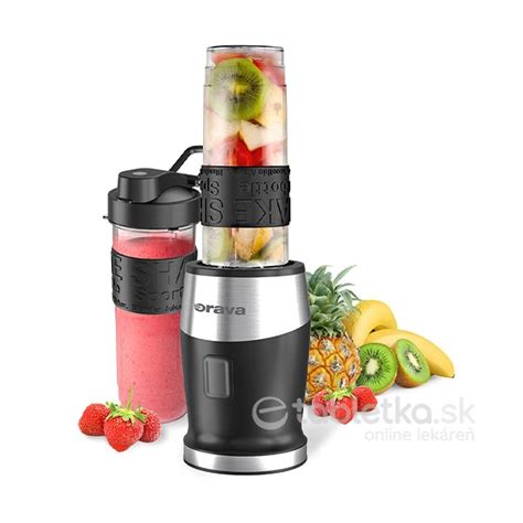 mixér pripravujúci smoothie a pohár s hotovým smoothie