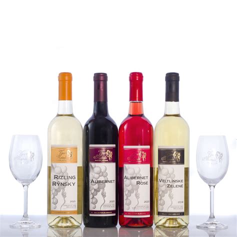 poháre s rôznymi alkoholickými nápojmi