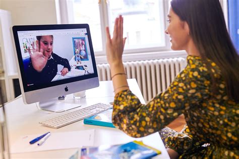 Ilustračná fotografia študentov pri online vzdelávaní s notebookmi.