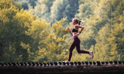 žena bežiaca v prírode pri západe slnka