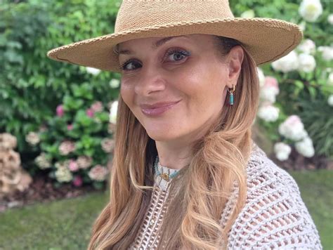 Fotografia ženy, ktorá si užíva prechádzku v prírode.