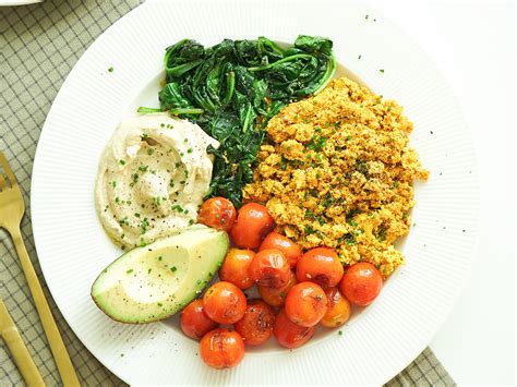 Fotografia: Tanier s jedlom bohatým na bielkoviny, zeleninu a zdravé tuky