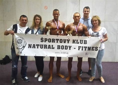 Tematická fotografia naturálnych kulturistov na pódiu počas súťaže