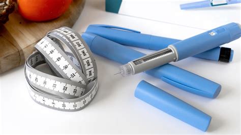 Ilustračná fotografia rôznych liekov na chudnutie a injekčných pier