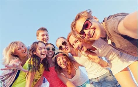 Tematické foto: Skupina ľudí na prechádzke alebo cvičení, symbolizujúca podporu a dlhodobú aktivitu