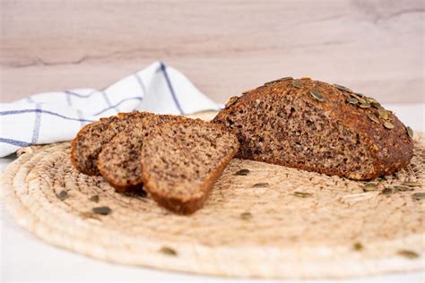 Tematické foto: čerstvý keto chlieb na drevenej doske s prísadami