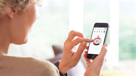 žena používajúca aplikáciu na sledovanie kalórií na smartfóne