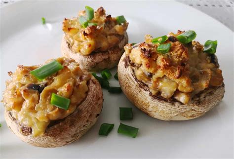 Hotové plnené šampiňóny so slaninou a syrom