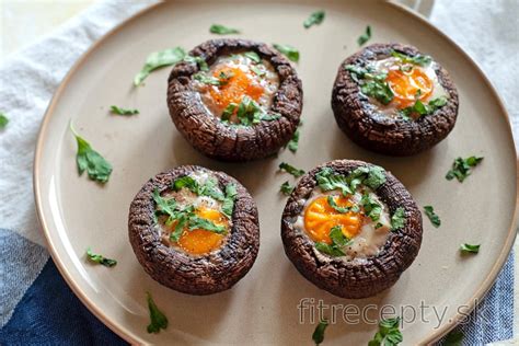 Zapekané šampiňóny portobello s vajíčkom pripravené na servírovanie