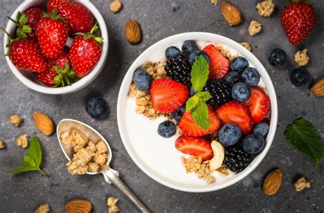 Koláž rýchlych a zdravých desiat: jogurt s ovocím, smoothie, sendvič, ovocie s orechmi