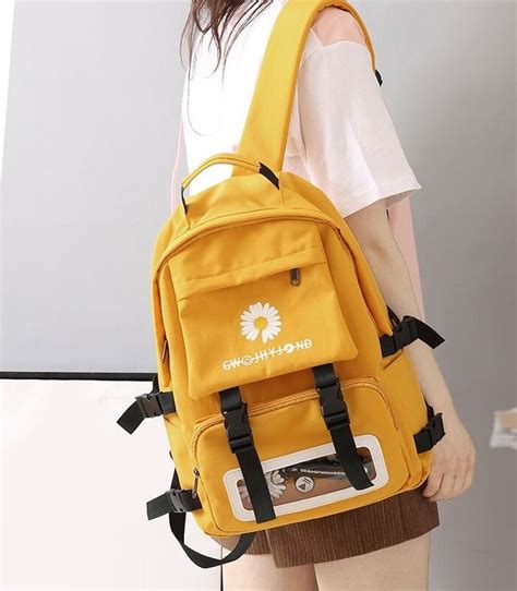 Fotografia: Batoh s otvoreným vreckom, z ktorého vykukujú zdravé cestovné desiaty ako orechy, ovocie a proteínové tyčinky