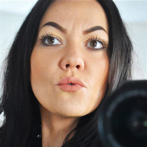 ilustrácia ženy držiacej sa za štíhle brucho