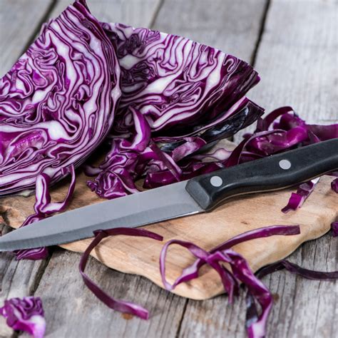 Infografika porovnania nutričných hodnôt surovej a dusenej kapusty