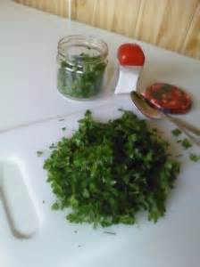 Zväzok čerstvej petržlenovej vňate na drevenom stole