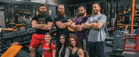 Certifikovaní tréneri s klientom počas osobného tréningu