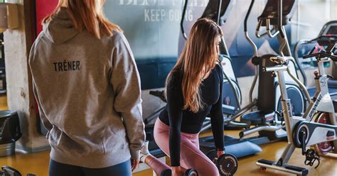 Klient počas cvičenia s osobným trénerom