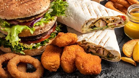 Koláž s obrázkami nezdravých potravín (sladkosti, fast food, sladené nápoje)