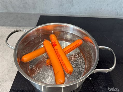 Ilustrácia rodiny zapojenej do zdravých aktivít (varenie, šport)