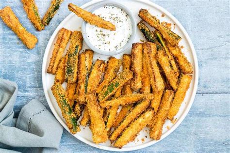 Čerstvo upečené cuketové hranolčeky