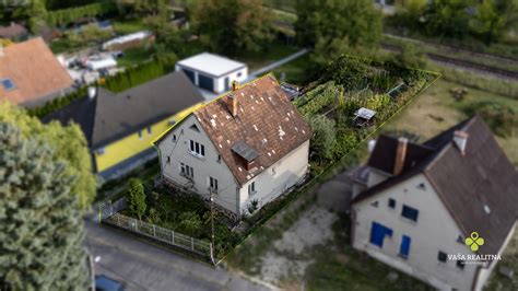 fotografia: človek vychutnávajúci si jedlo v kľudnom prostredí