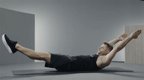 fotka cviku Hollow Body Hold