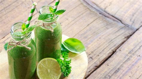 Ilustrácia zeleného smoothie s uhorkou, petržlenovou vňaťou a zázvorom