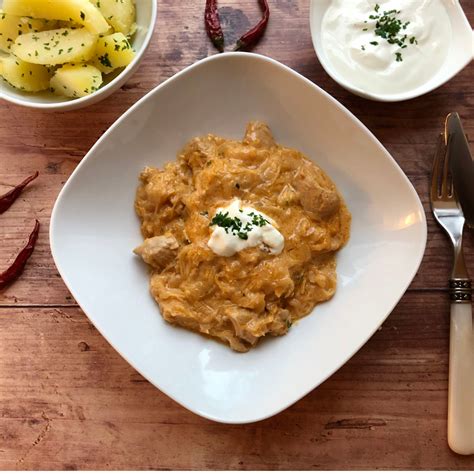 Servírovaný odľahčený segedínsky guláš s morčacím mäsom a zdravou prílohou