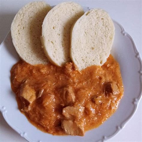 Fotografia všetkých ingrediencií pre segedínsky guláš