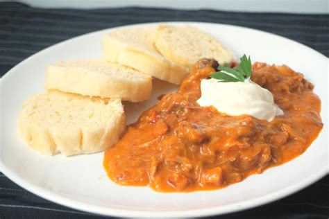 Servírovaný vegánsky segedínsky guláš s tempehom a celozrnným chlebom