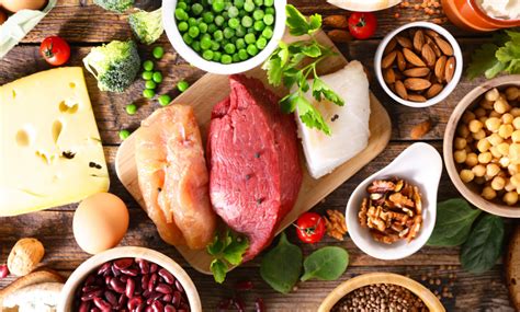 fotografia zdravej porcie jedla s vysokým obsahom bielkovín a čerstvej zeleniny