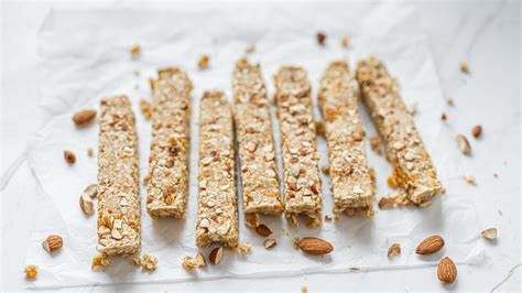 Koláž rôznych proteínových produktov: kokteily, tyčinky, kaše.