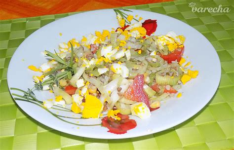 foto ryžových chlebíčkov s vajíčkom a zeleninou