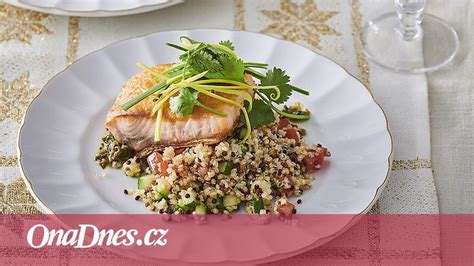 Fotografia zdravého jedla bohatého na bielkoviny a vlákninu (losos, quinoa, čerstvá zelenina)