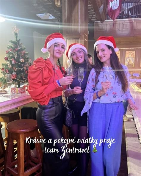 Motivačná fotografia ženy, ktorá s radosťou cvičí doma alebo sa teší z dosiahnutých výsledkov