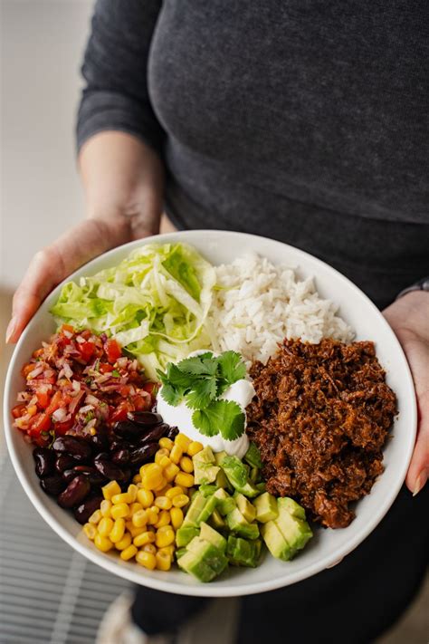 Fotografia misky s čiernymi fazuľami a avokádom v zdravom šaláte