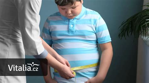 Tematické foto: Dospelý a dieťa s nadváhou pri nezdravom jedle